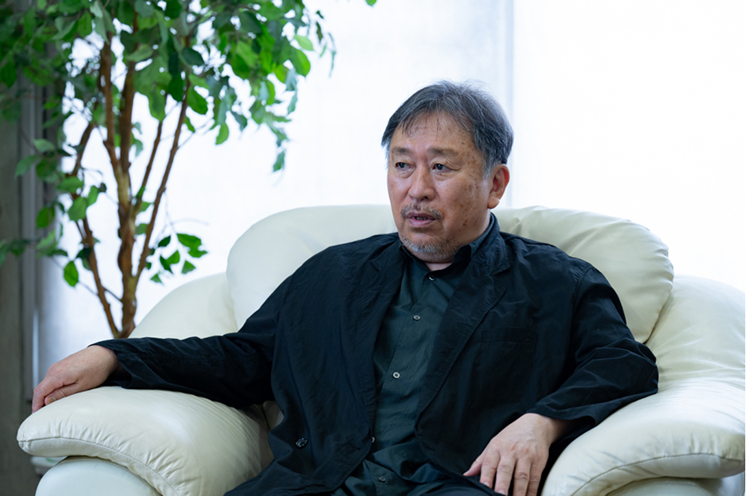 BLACK DYE INNOVATION 眠っていた服が蘇る、黒染めの革新｜CREVIA